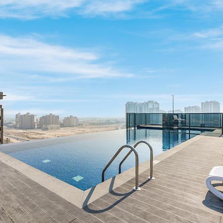 Modern Home In Sports City With Rooftop Pool Dubai Exterior foto